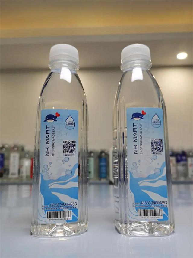 瓶装饮用水价格战打响,是真的! 刚下楼到超市买了两瓶农夫山泉, 好在
